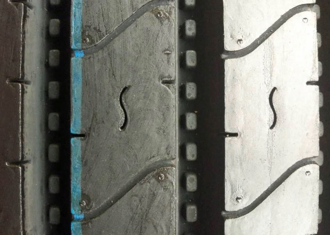 Rib Type Pattern 11R 22.5 Truck Tires Four Straight Grooves Tread Tear Resistance