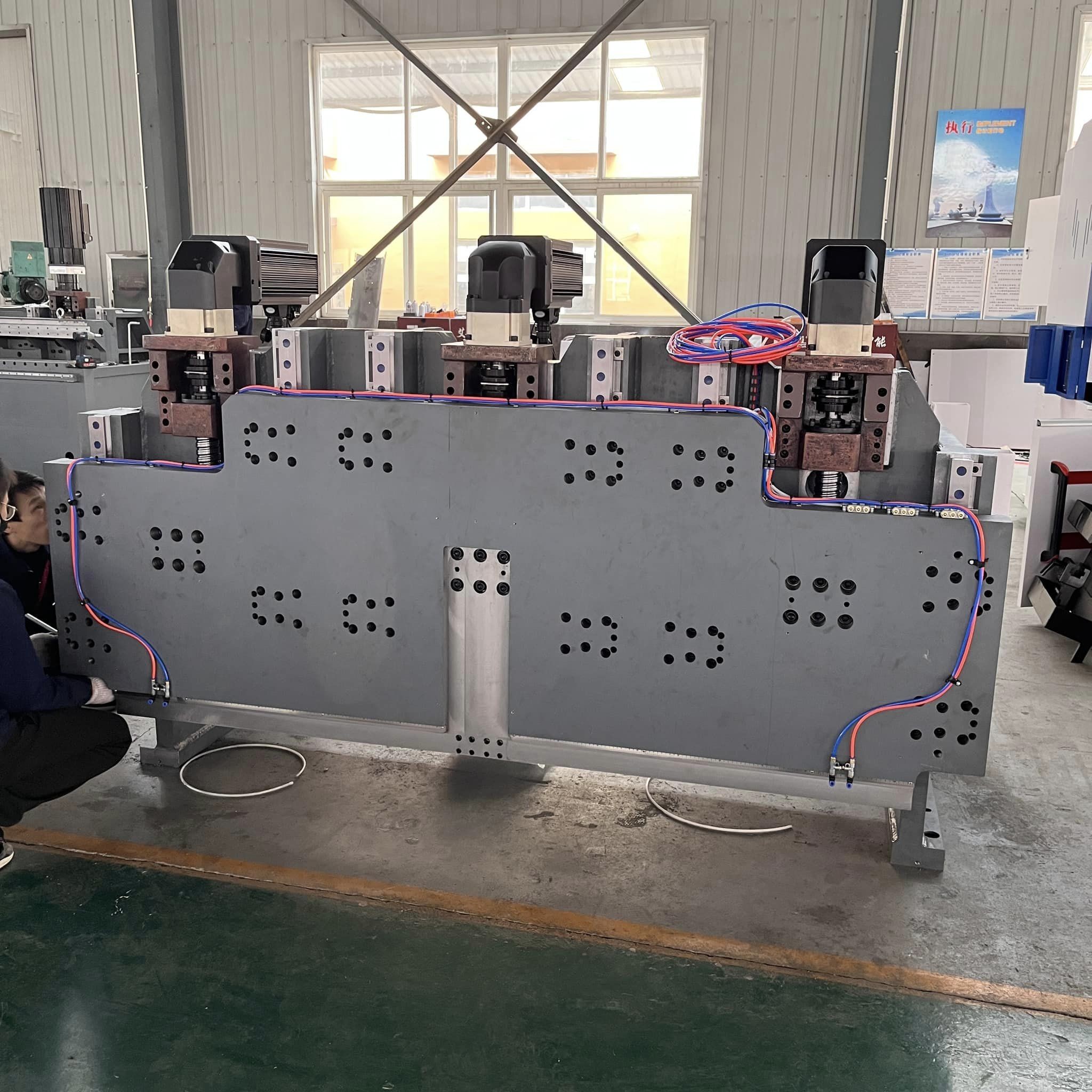Servo Motor Automatic Panel Bender 1400mm 2000mm 2500mm Panel Bender Center