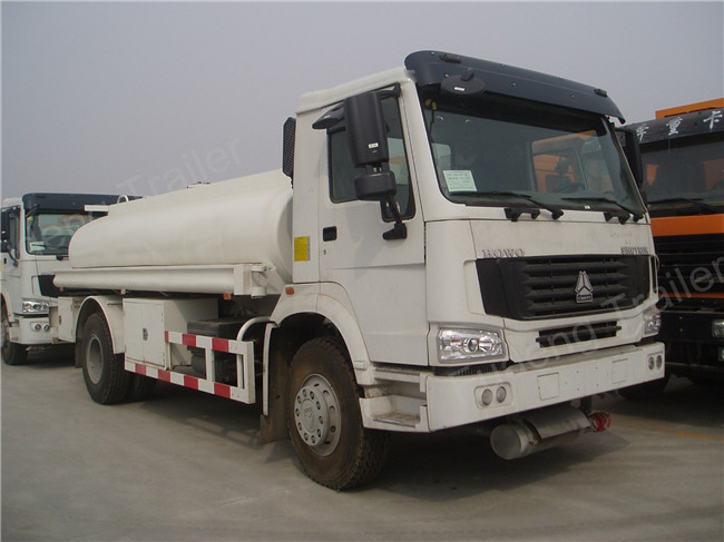 SINOTRUCK Howo Vacuum Tank Truck , 309KW Power Tanker Truck Trailer