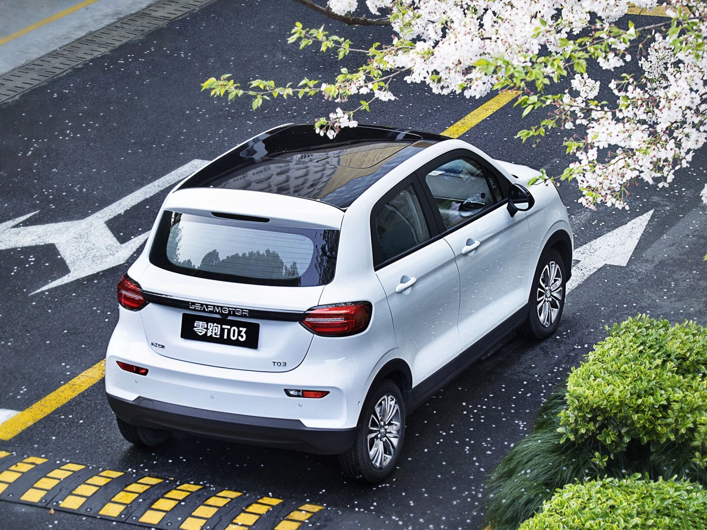 5 Doors 4 Seater Mini EV Cars White Color Reliable Battery Quality
