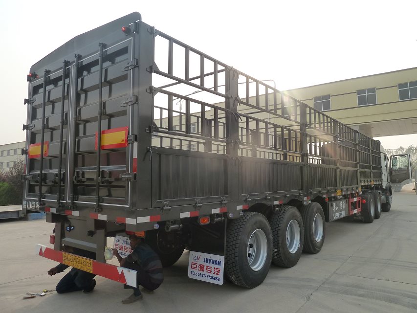 Logistics Fence Semi Trailer for Bulk Cargo and Livestock Transportation in Warehouse