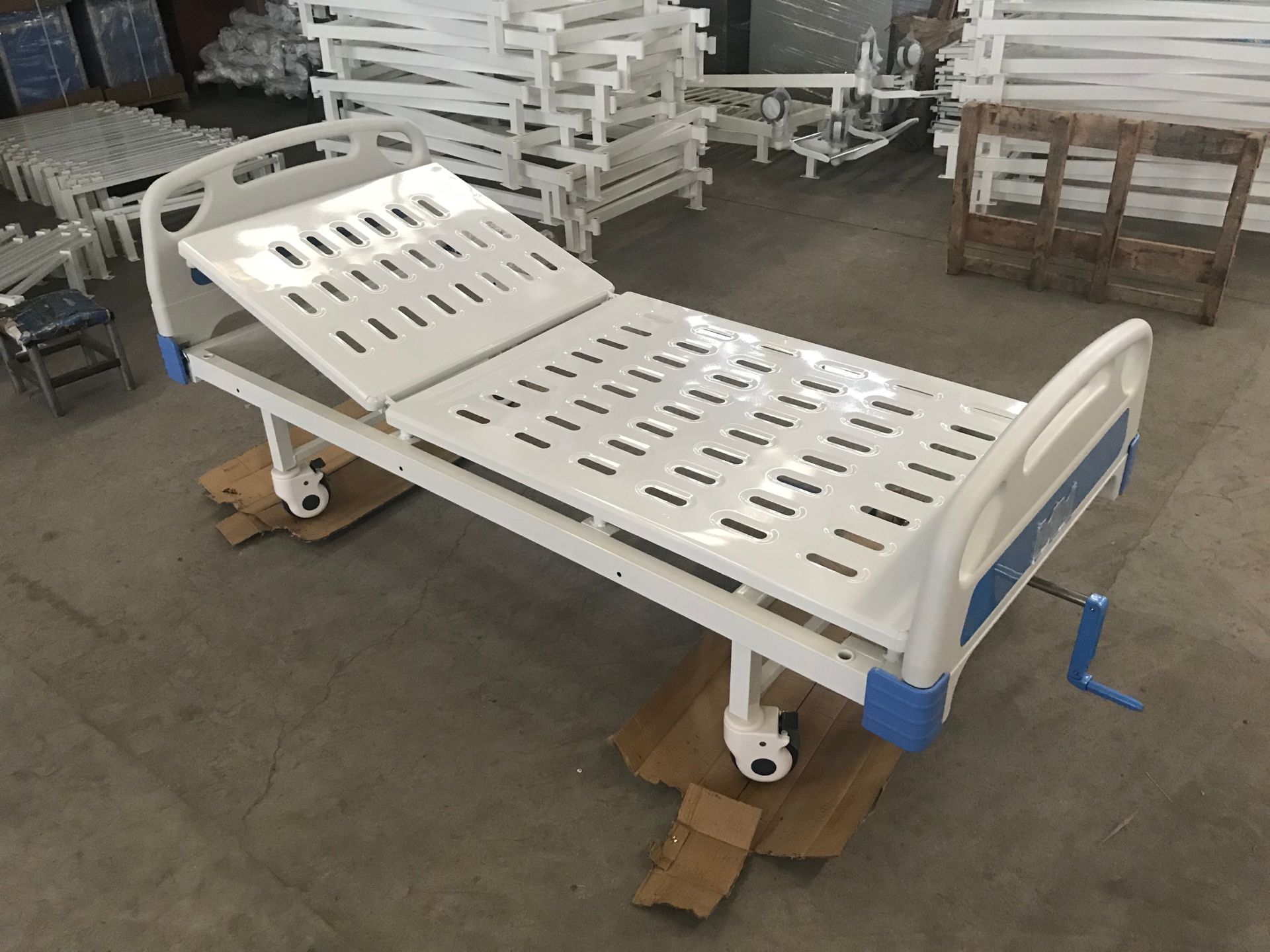 Single Crank Manual Medical PatientCare Bed Manual Hospital Bed