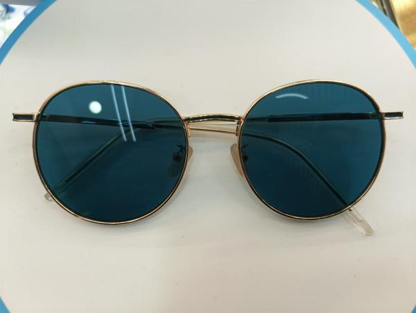 Fashionable men's goggles for outdoor sports paired with cool styling fashionabl