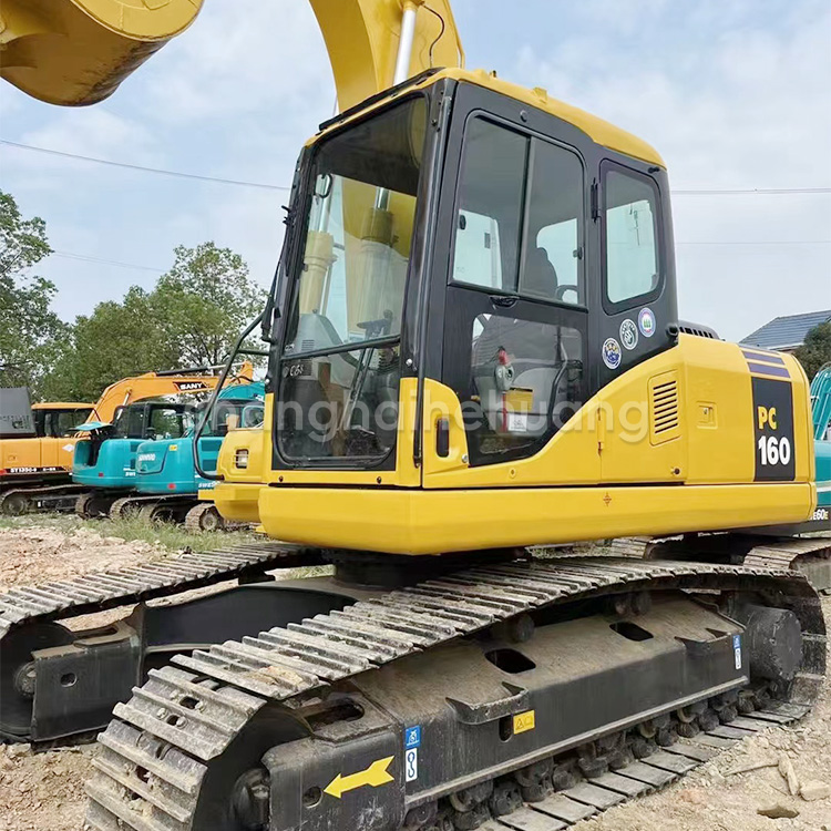 0.65m3 Second Hand Komatsu 160 Excavator With Cummins Engine And Original Color
