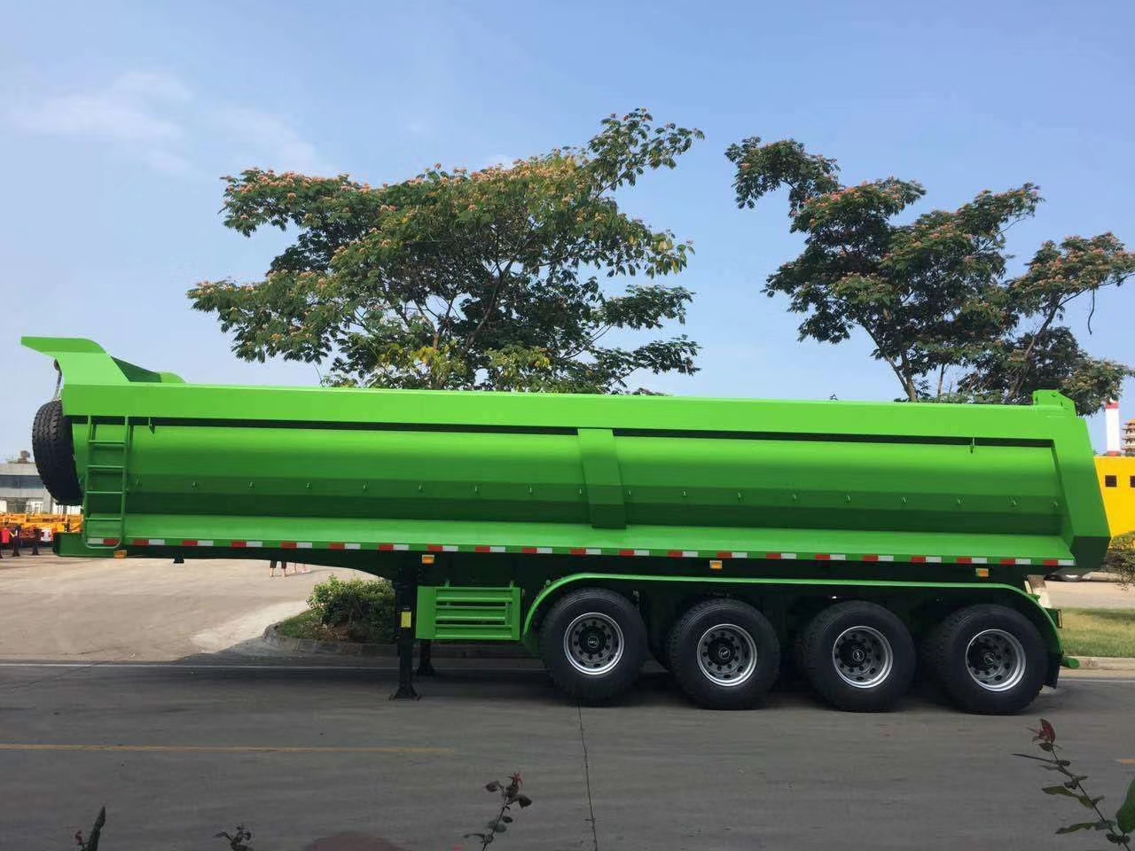 Blue Color Dump Tractor Trailer 4 Axles 60 Tons Strong Side Wall Transport Stone