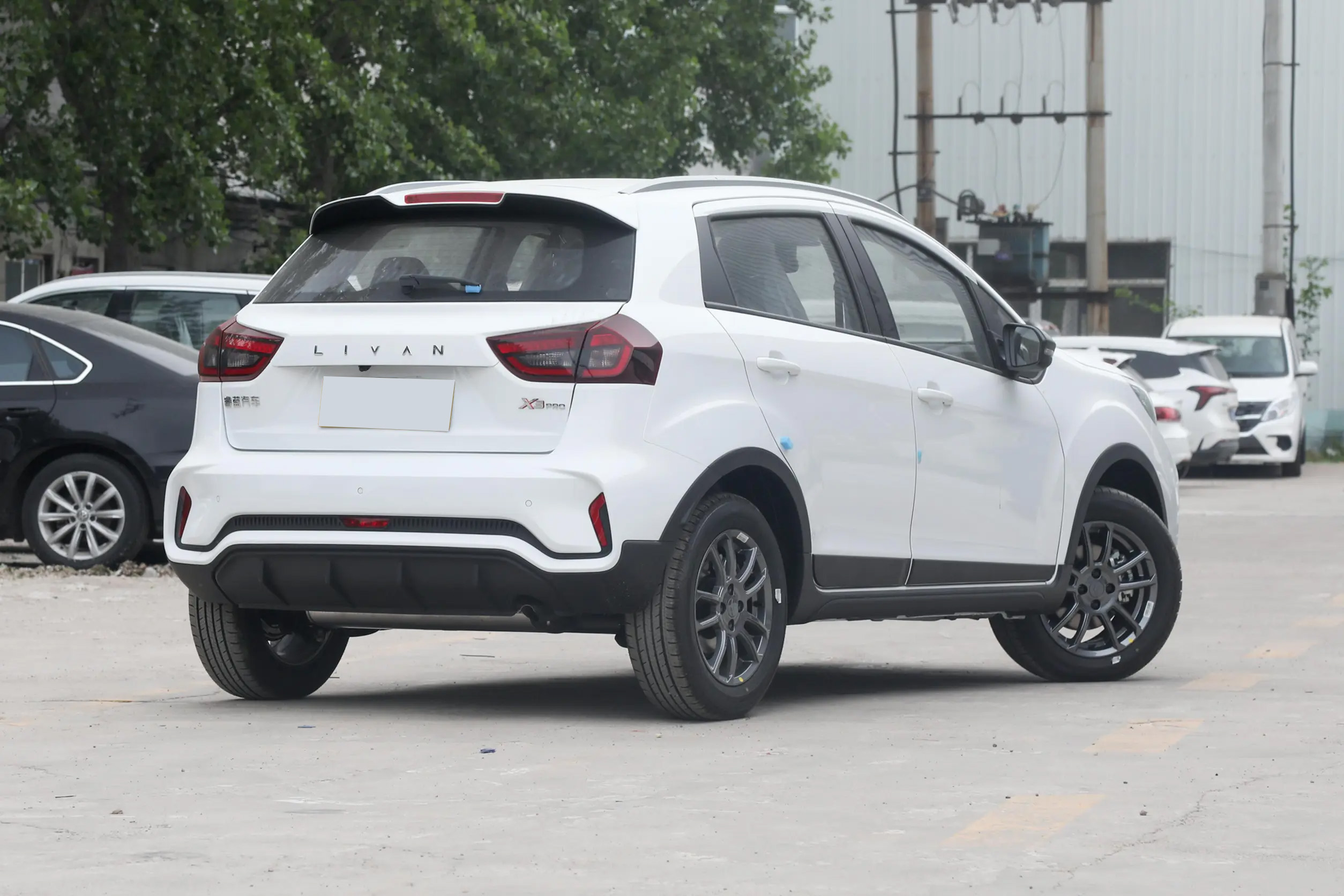 Electric Steering Geely Auto Livan X3 Pro 1.5L CVT Small SUV FWD Gaspetrol with Rear Camera R16 Tire Size Leather Seats