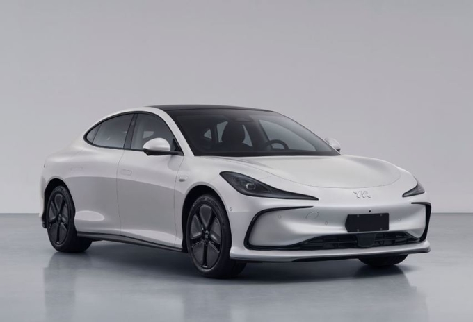 Presale Zhiji L6 Pure Electric 4door Sedan Motor Power 216kw With A Half Spoke Steeling Wheel New Energy Car