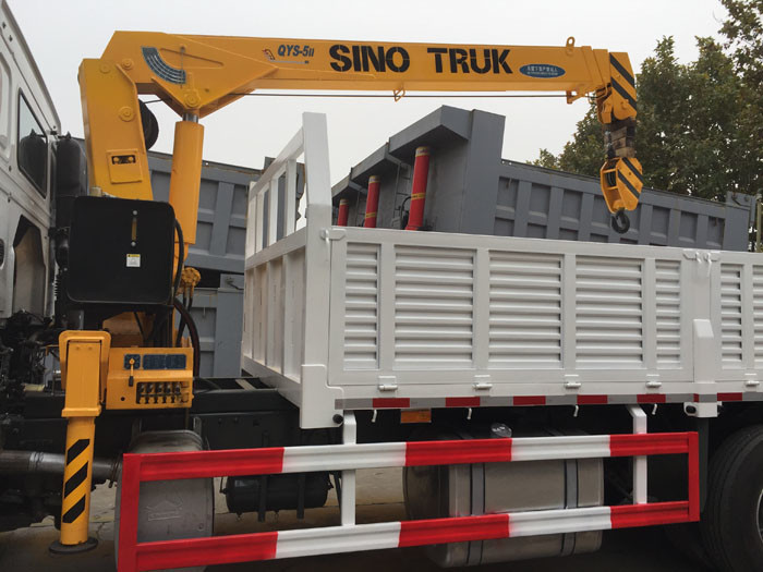 HOWO Truck Mounted Mobile Crane 5 Tons 4X2 LHD ZZ1127G4215C1