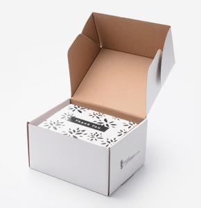 Quality White Cardboard Packaging Box Small protective varnish for retail wholesale