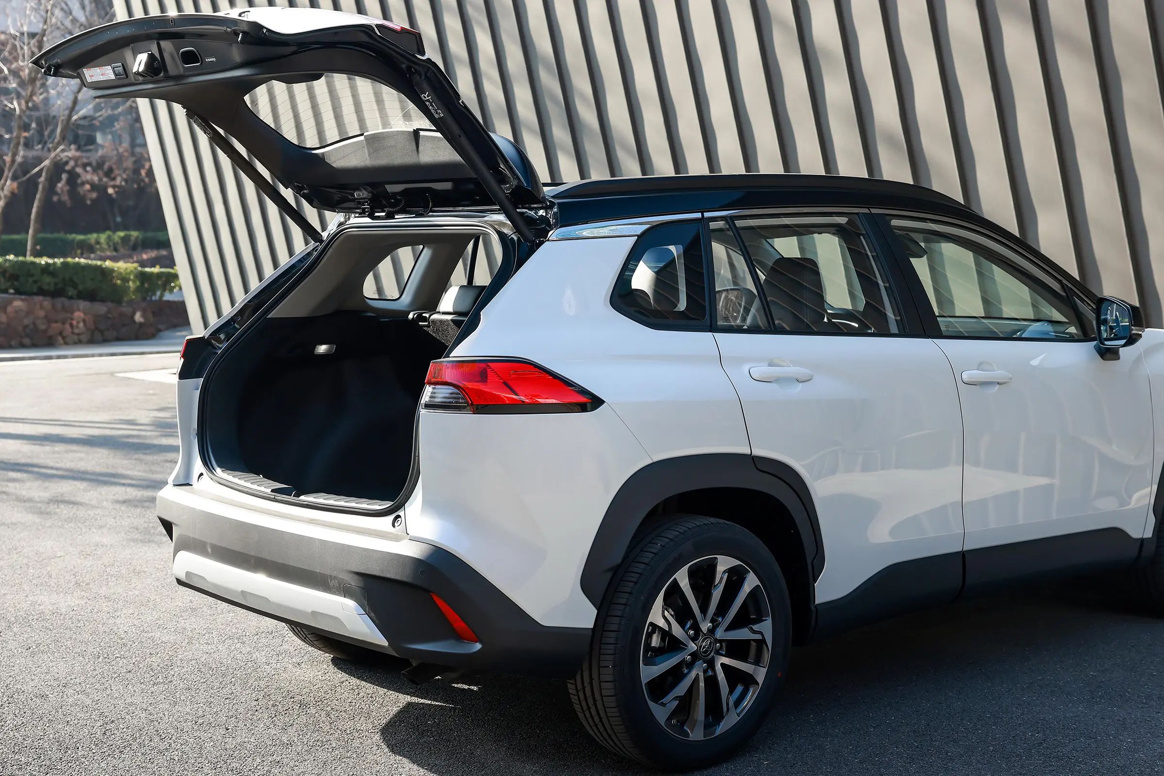 2024 To-yota Corolla Cross 2.0L Gasoline Hybrid Sports Car Best SUV with Front Suspension Macpherson and Automatic Gear Box