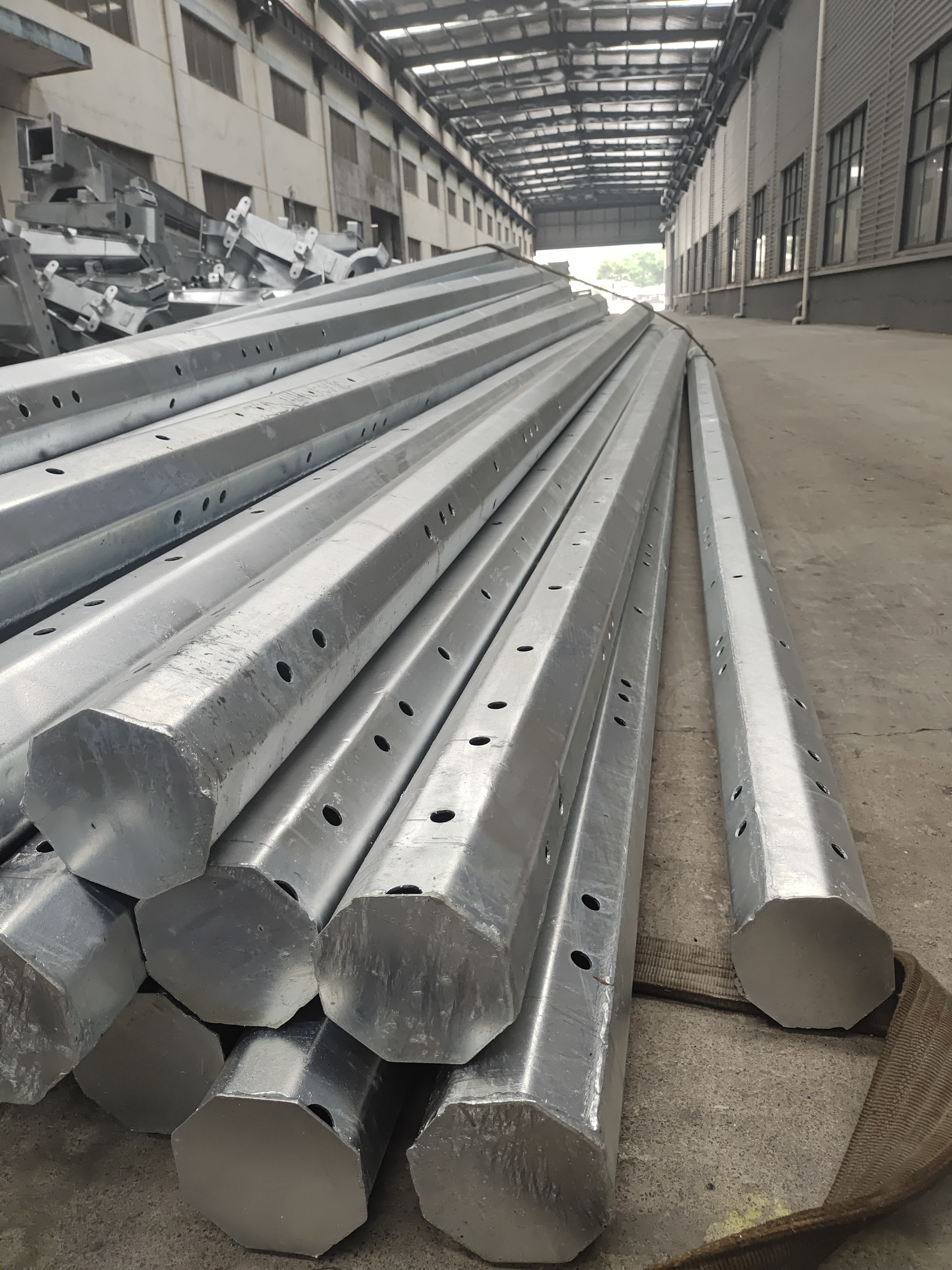 Q235 Or Q345 Electric Galvanized Steel Pole With Climbing Rung