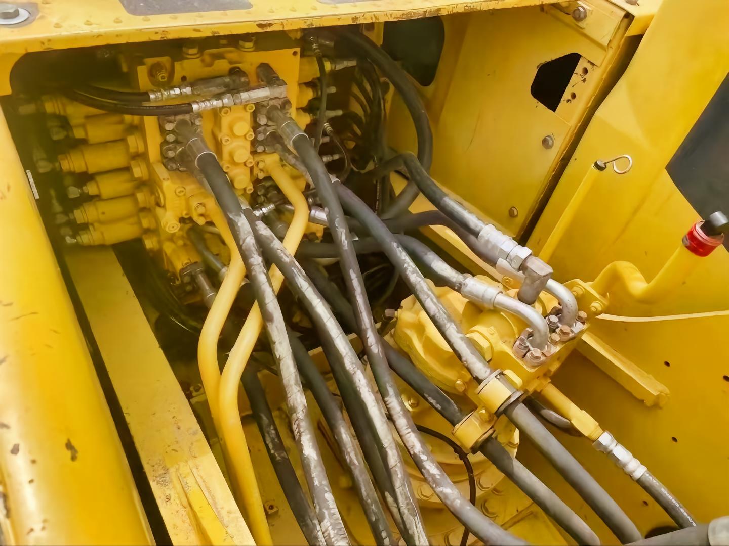 110KW Original Color Japan Kumatsu Crawler Excavator PC200 with Original Parts