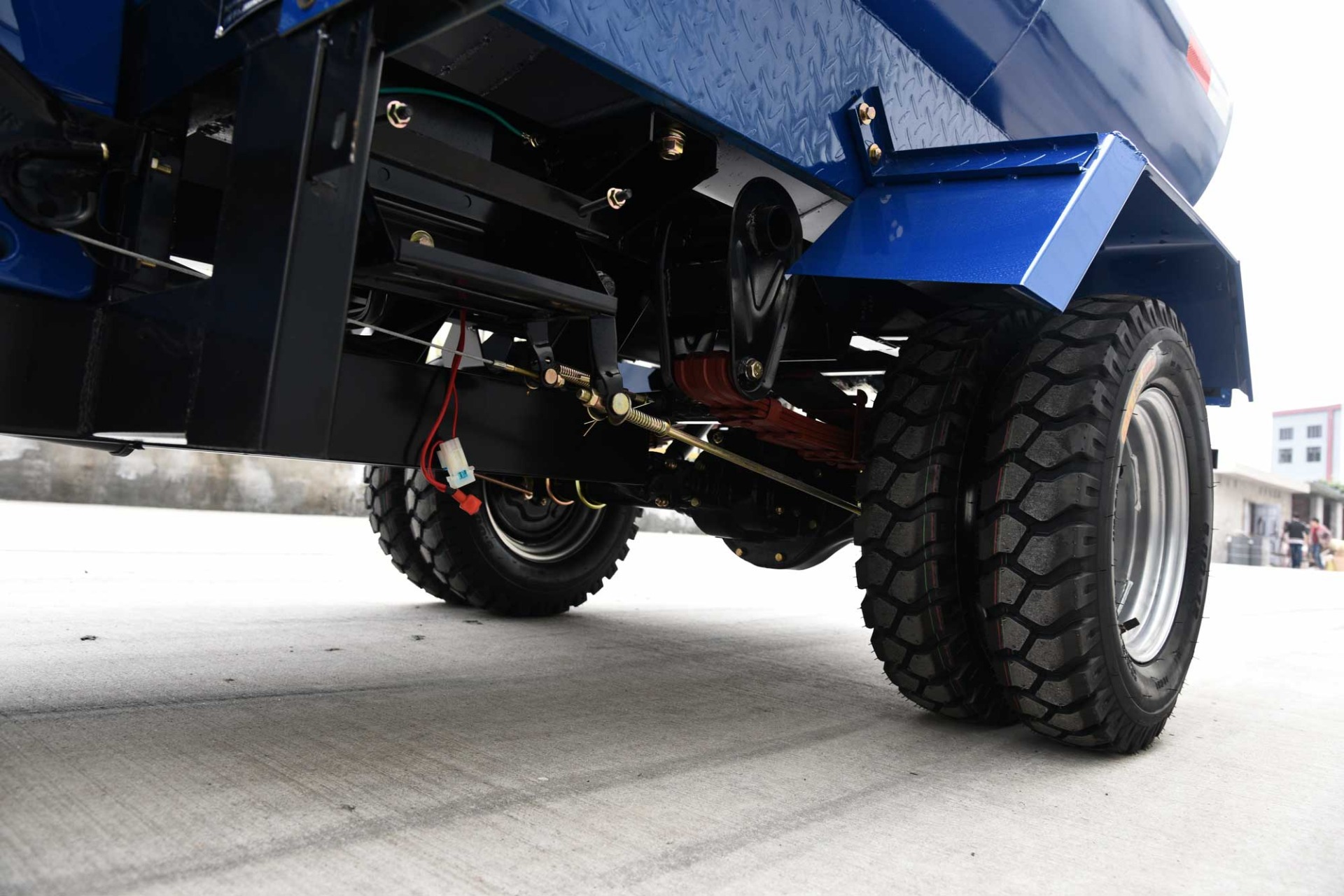 200cc/250cc/300cc Water Cooled Engine Blue Color 1600L Cargo Water Tank Tricycles
