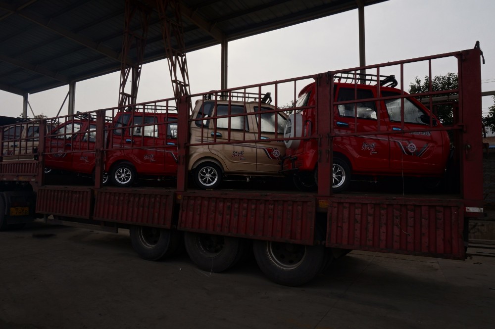 China New Model3 Wheel Gasoline Tricycle 200cc Taxi Moto Bajaj Tuk Rickshaw For Sale Enclosed Cabin Tricycle