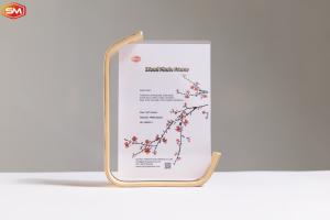 Quality Decorative Table Display Acrylic Photo Picture Frame with Wood Base 6 Inch 7 Inch 8 Inch wholesale