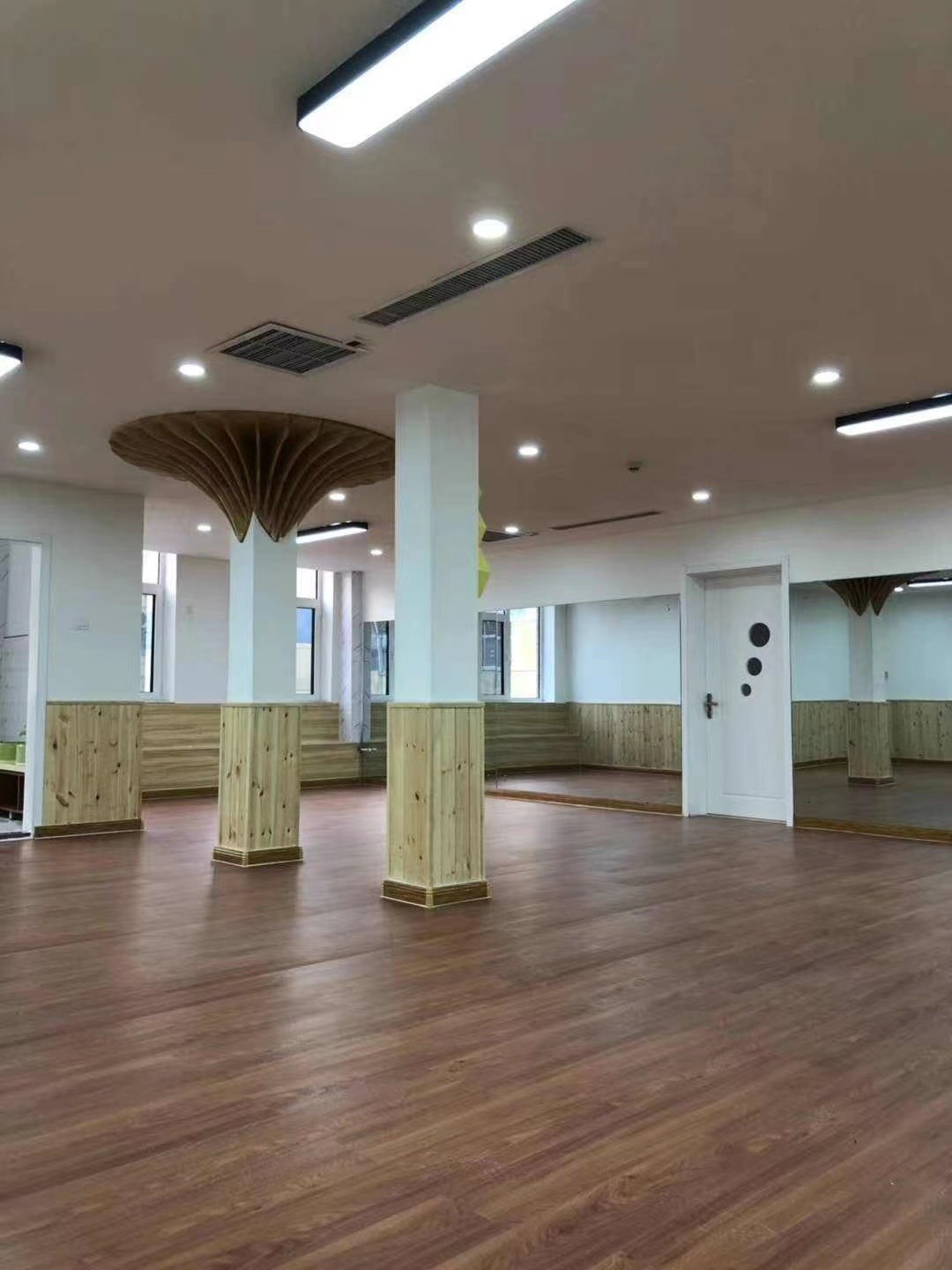 1220x183mm Fireproof SPC Plastic Flooring E0 Formaldehyde Ormosia Henryi Padauk GKBM SY-W3008
