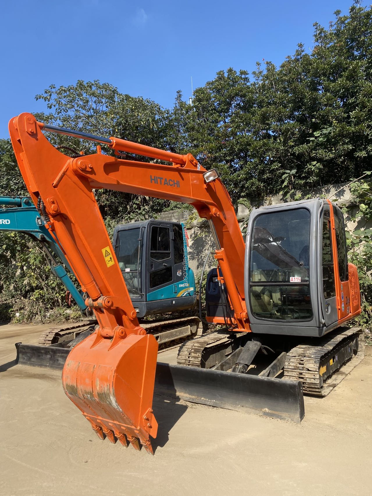 Hitachi in stock used hitachi mini excavator zx60 japan/ ZX 60 mini excavator for sale second hand hitachi mini digger ZX60