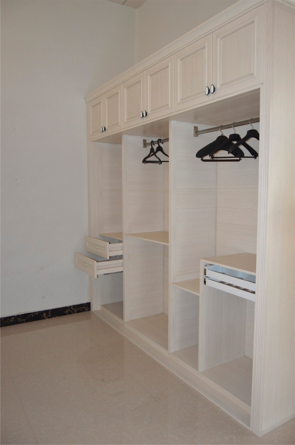 Durable Aluminum Alloy Carcase Material Bathroom Cabinet Modern Style