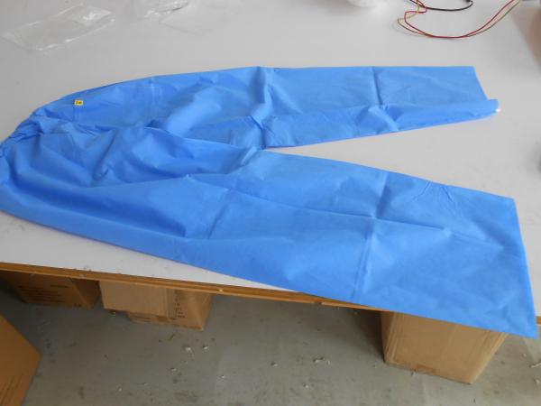 Soft Nonwoven Disposable Scrub Suits With ISO13485 Surgical Nurse Coat Pink Dark