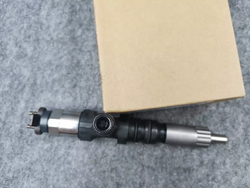 DHL Fedex EMS UPS TNT Shipment 095000-6120 Common Rail Injectors for KOMATSU PC600 Excavator Diesel Engine Fuel Injector