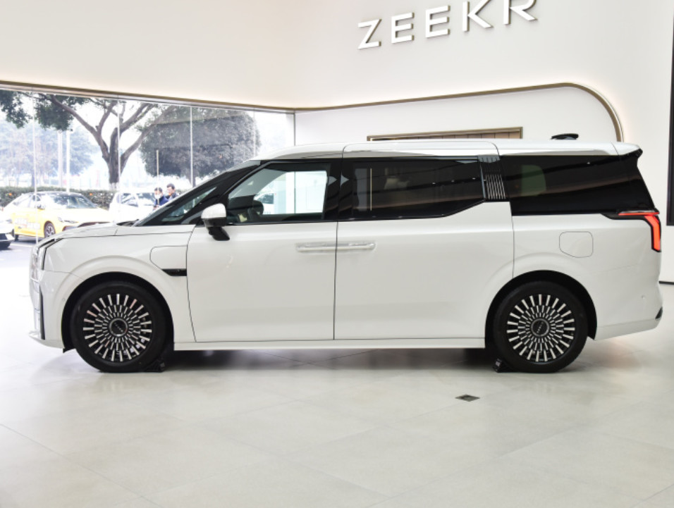 ZEEKR 009 WE version 2022 6 seats CLTC 702 pure electric white / black car