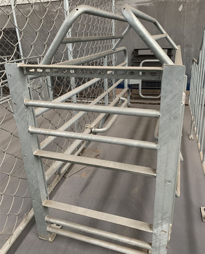 Safe And Strong Pig Birthing Crates , Breeding Crate For Swine Easy To Clean