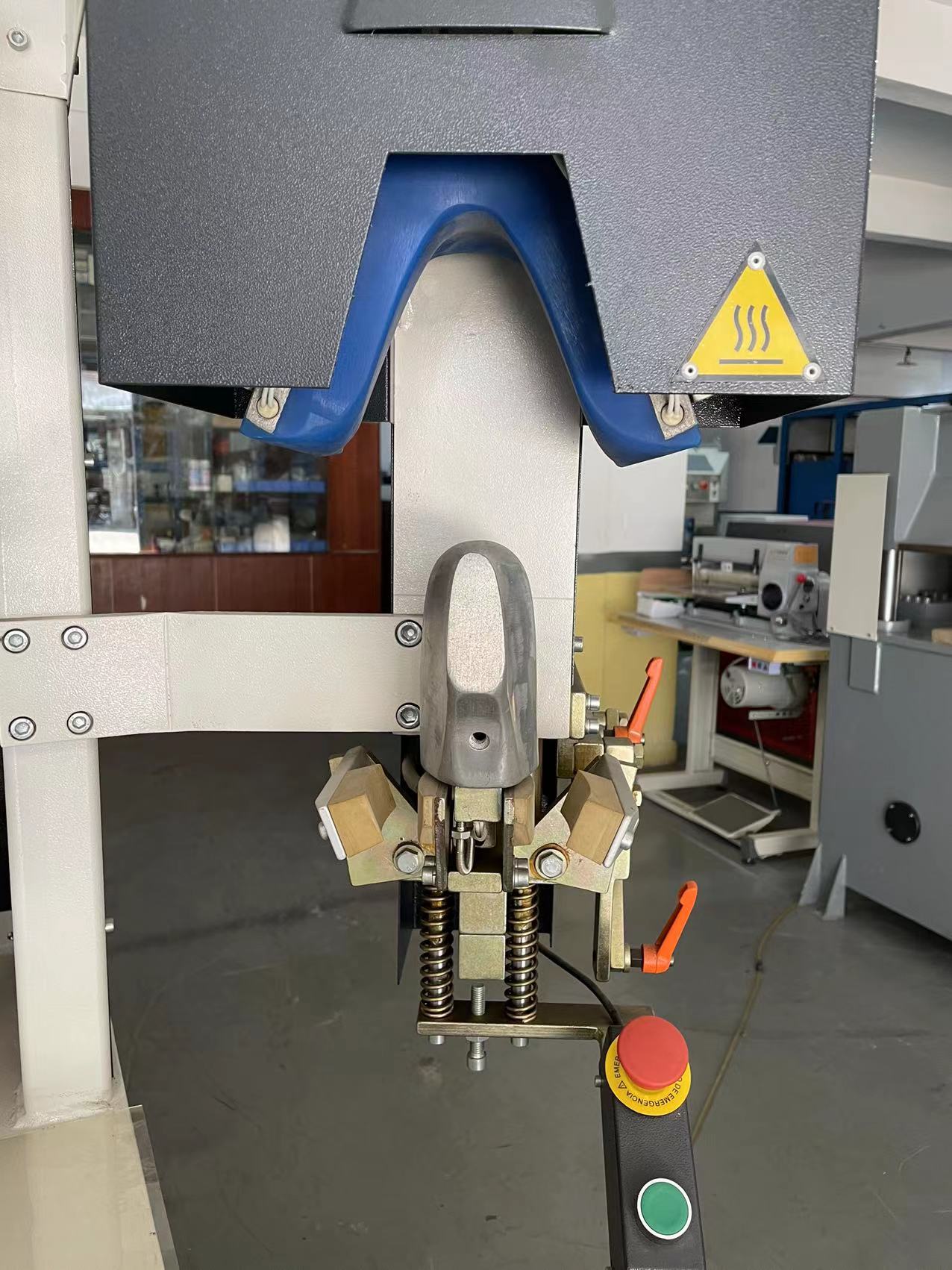 Automatic High Speed Shoe Moulding Machine For Back Heel Molding And Shaping