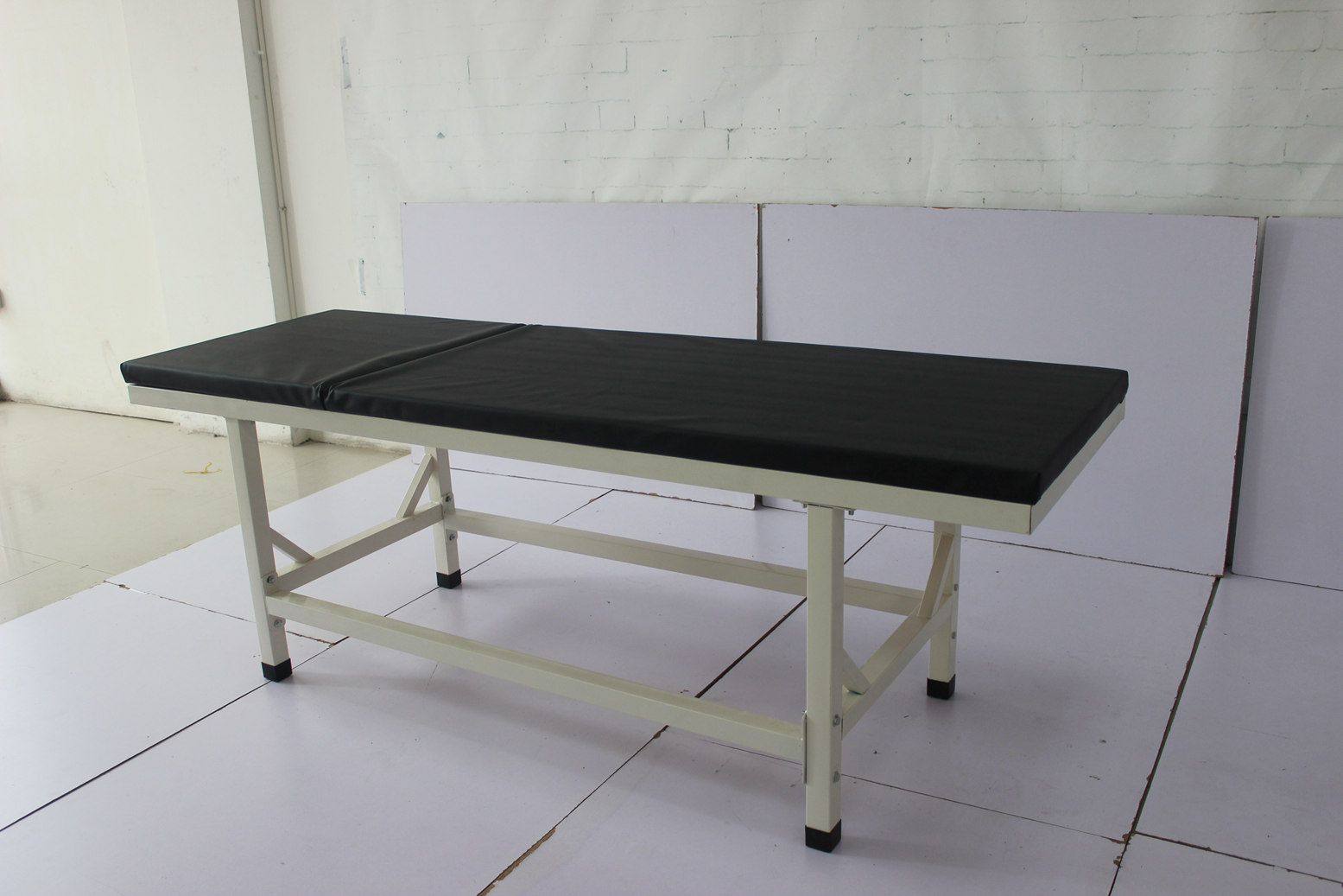 EXAMINATION TABLE WITH MATTRESS