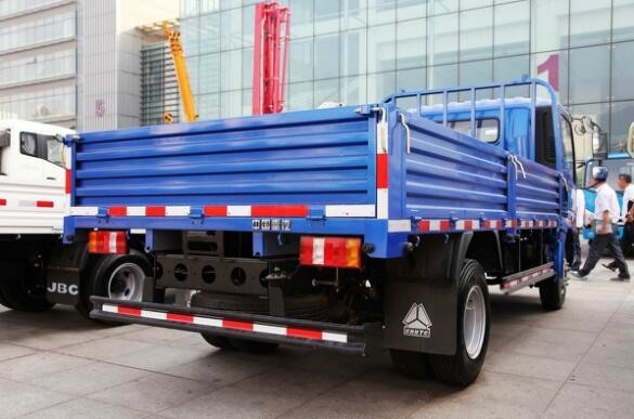 Sinotruk Euro III 3 Tons Light Duty Commercial Trucks Manual Transmission ZZ1047C3414C1 Light Duty Cargo Truck