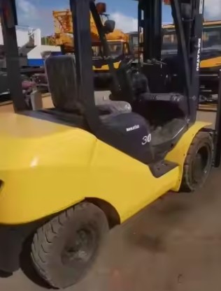 High-Performance Used Komatsu Forklifts 30 Komatsu FD30 3 Tons Stages Duplex Masts in Eastern Europe