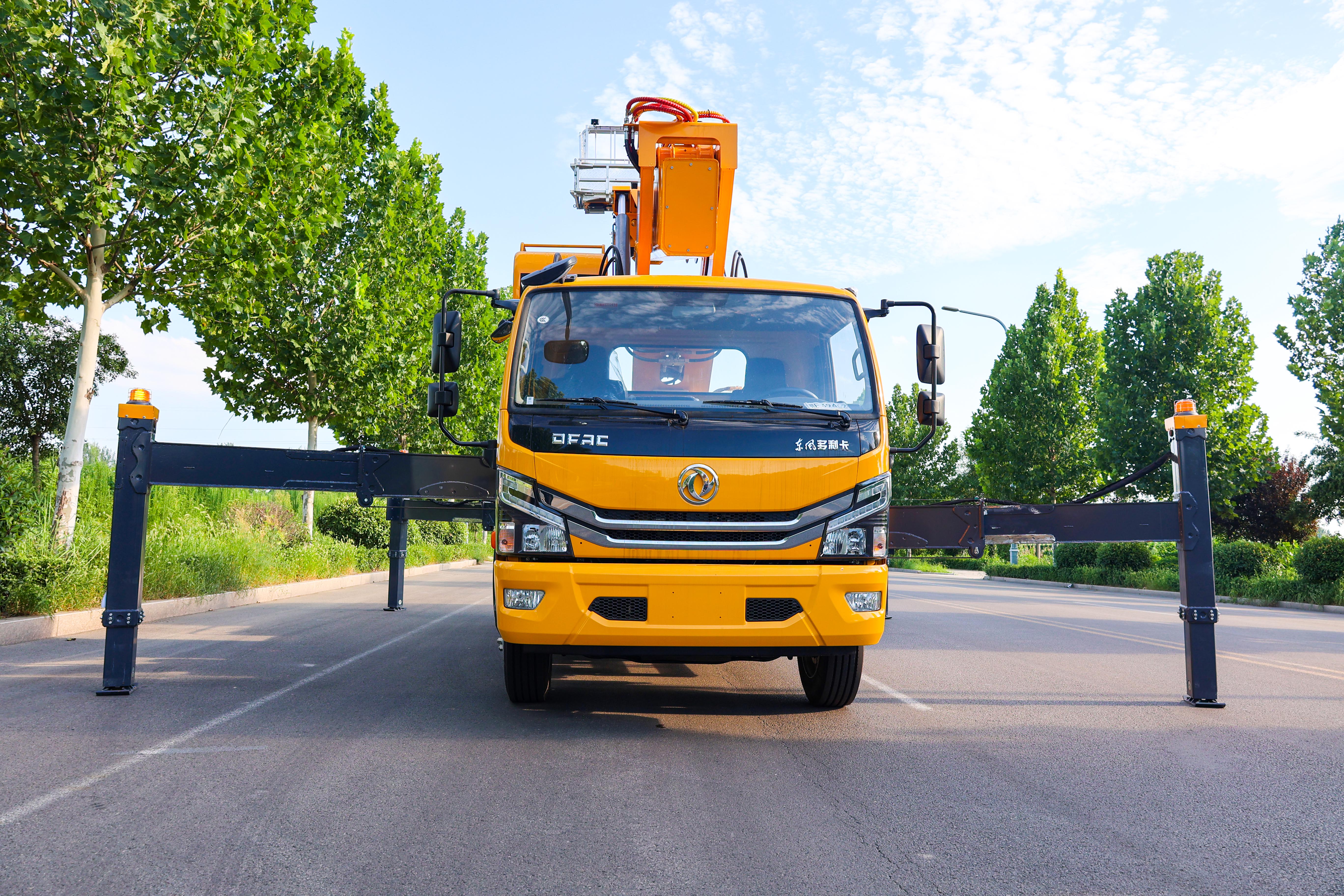 DONGFENG 153HP Telescopic Boom Lift Truck 32m Hydraulic Man Lift Truck in Stock
