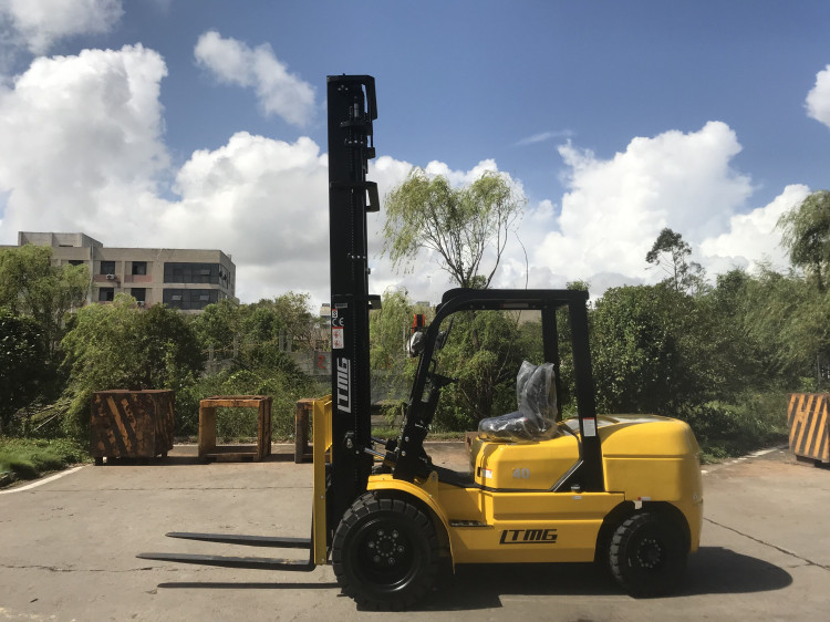 4000 Kg Diesel Forklift Truck , FD40 Diesel Powered Forklift With CE / ISO Certification