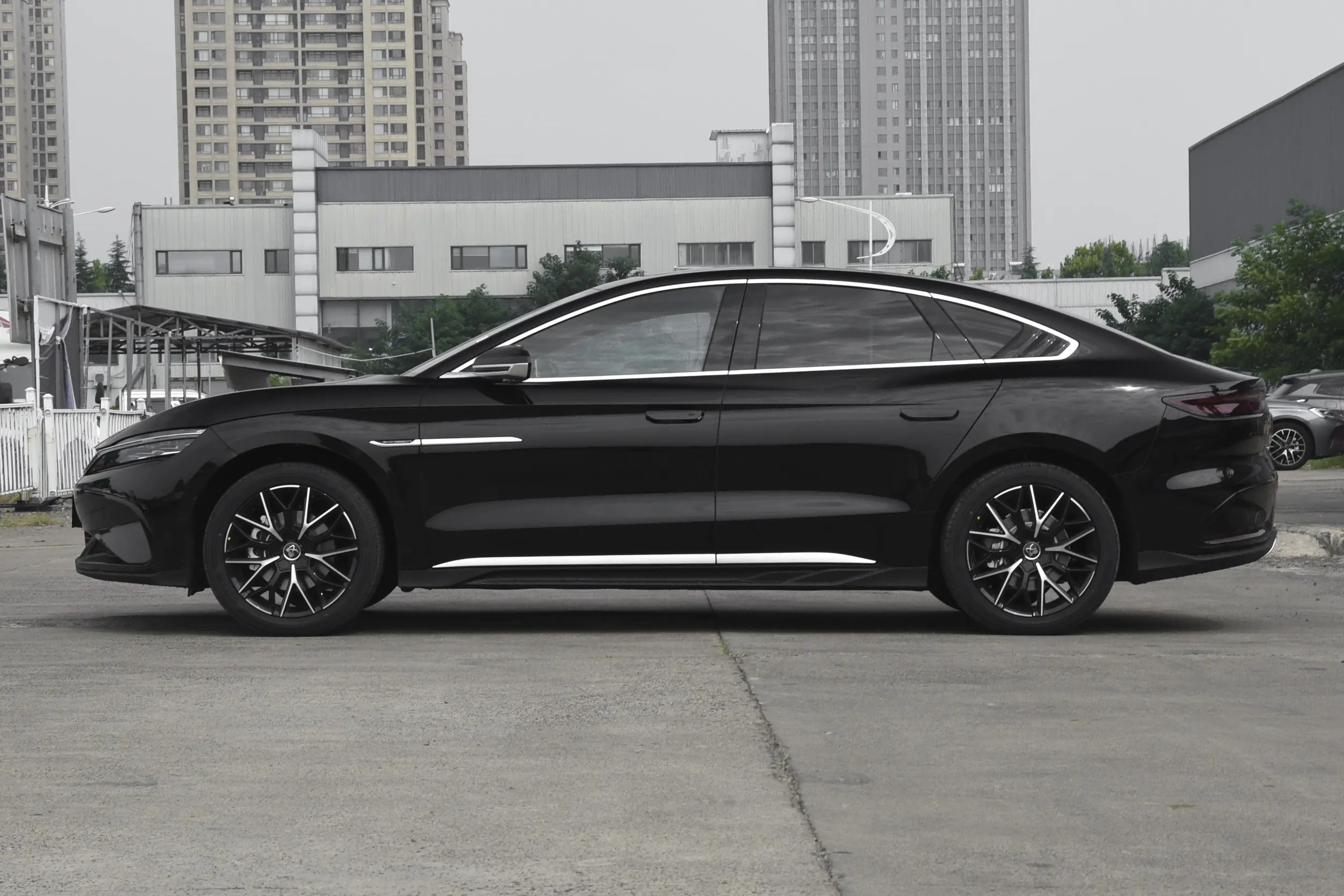 605Km Long Range Electric Car Han EV with 701Km Pure Electric Range and 350Nm Maximum Torque by BYD Han