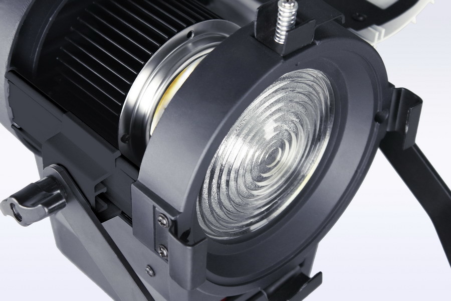 Outdoor Video Lighting 70W LED Fresnel Spotlight CRI>96 with Sony V-Mount Battery Plate