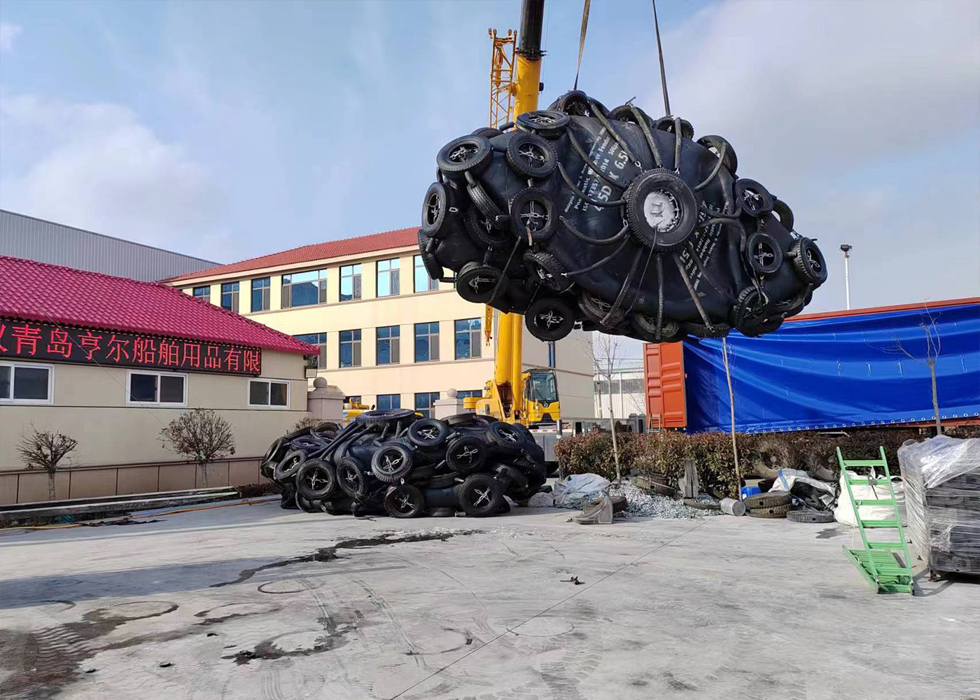 ISO17357 Marine Floating Tyre And Chain Net Pneuamatic Rubber Fender
