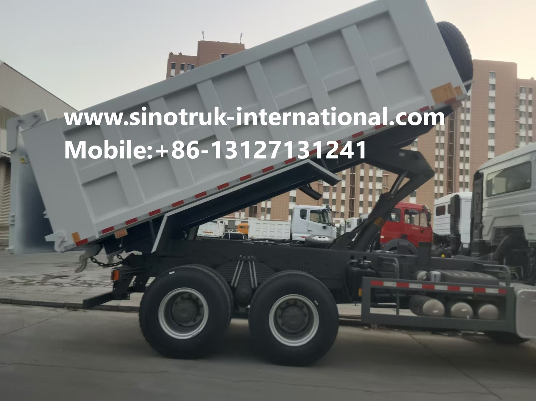 SINOTRUK HOWO 400 HP Tipper Dump Truck For Construction N7 Military Bumper Warning Light