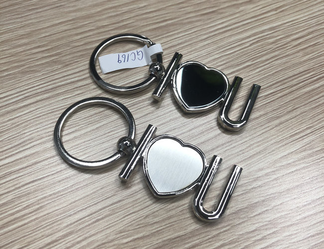 Cute Heart Shape Metal Keychain Custom Logo Laser Engraving Key Holder