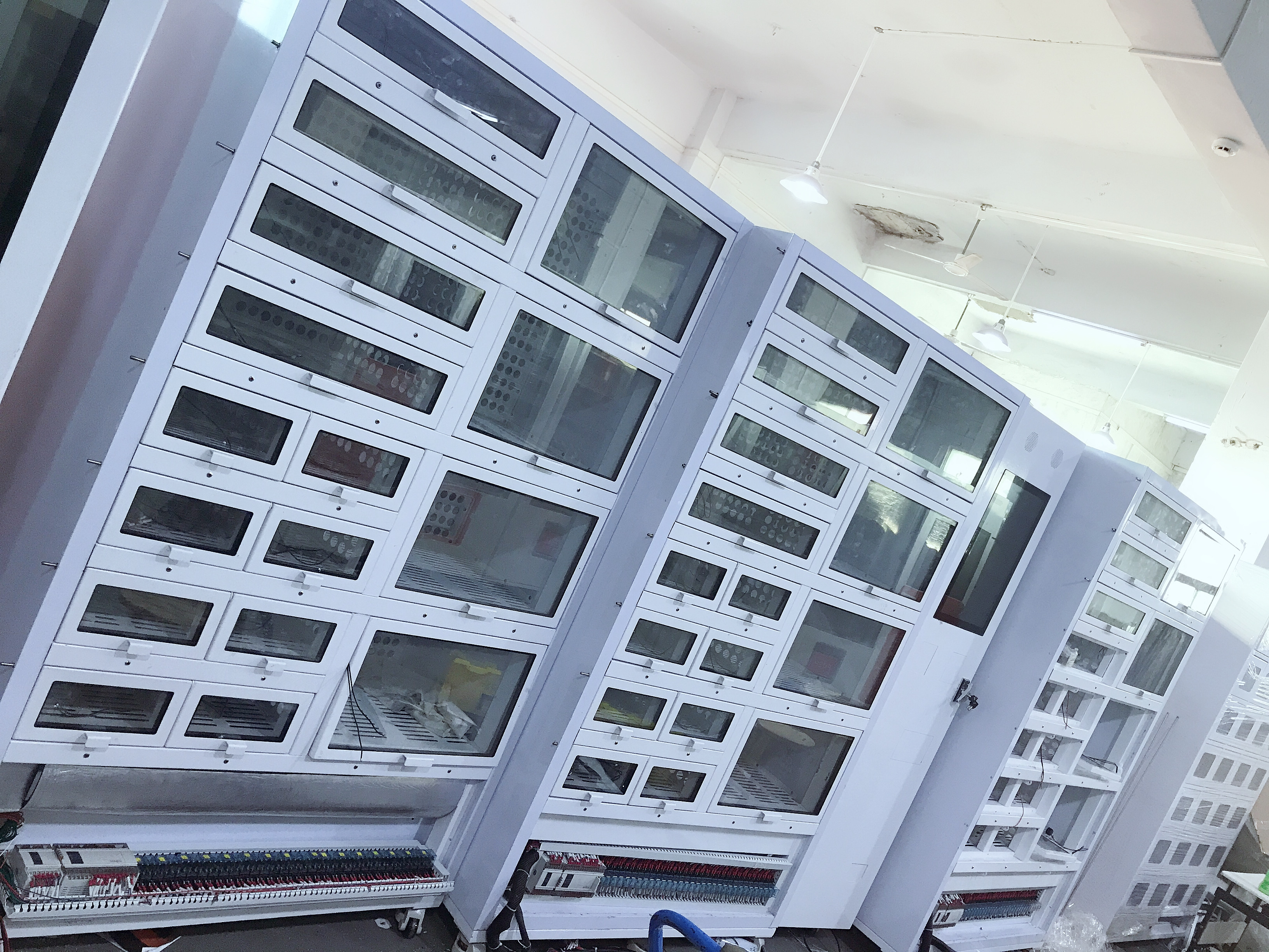 Self Service Automatic Locker Vending Machine With 4℃ Cooling Refrigeration