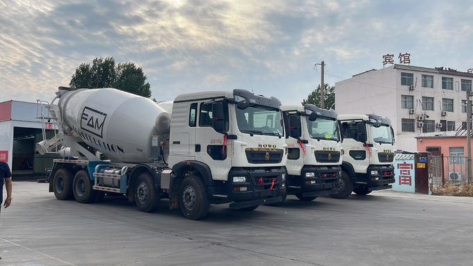Sinotruck Howo Used Concrete Mixer Truck 8×4 Drive Mode 12m³ Tanker