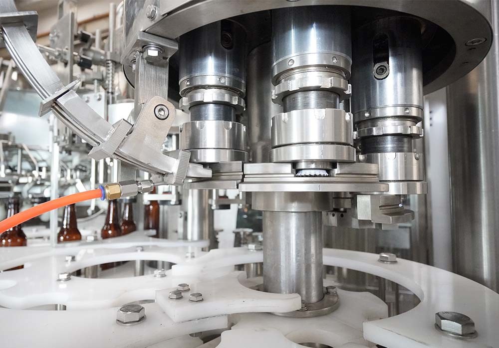 2000BPH -20000BPH Beer Bottle Filling Equipment 3 In 1 Good Sealing Performance