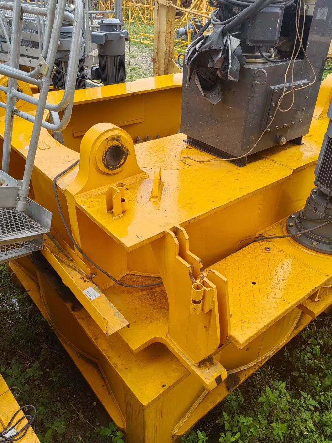 Sell 21-Year-Old Zoomlion Tower Cranes with a Maximum Lifting Capacity of 25 Tons