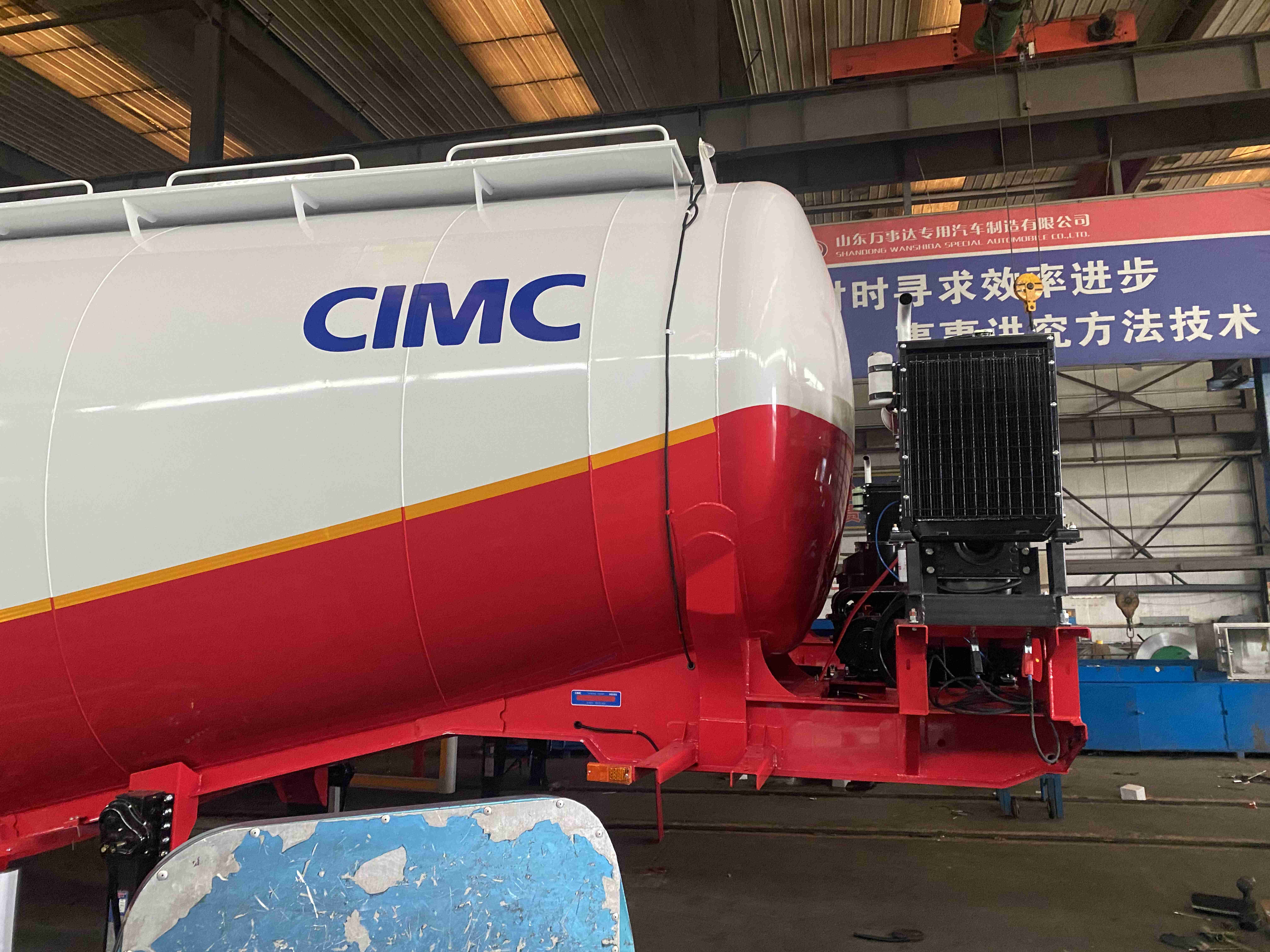 Heavy-Duty Freight Truck Powder Tanker Truck for 3-Axis Bulk Transport Semi-Trailer