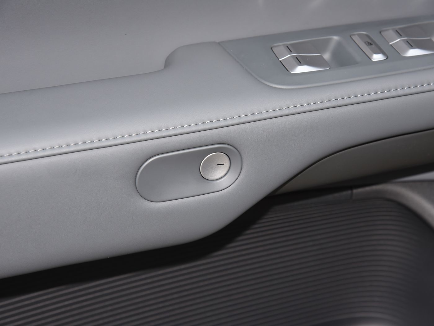 2025 Powerful Xpeng G6 with 68.5/80.8 KWh Battery Capacity and 0.2hrs Fast Charging Time with Long Range
