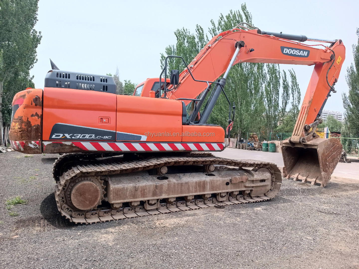 Affordable DOOSAN DX300 Excavator and Energy-Saving for Crushing Used Hand Excavators