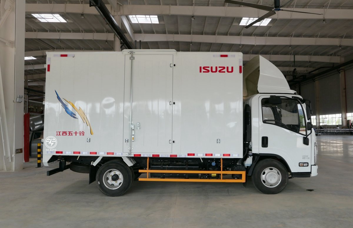 Dongfeng 1-5 T Mini Diesel Light Box Cargo Truck with Multimedia System and Benefit