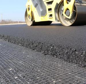 Quality 50KN 100KN Fiberglass Biaxial Geotextile Geogrid With Bitumen Coating wholesale
