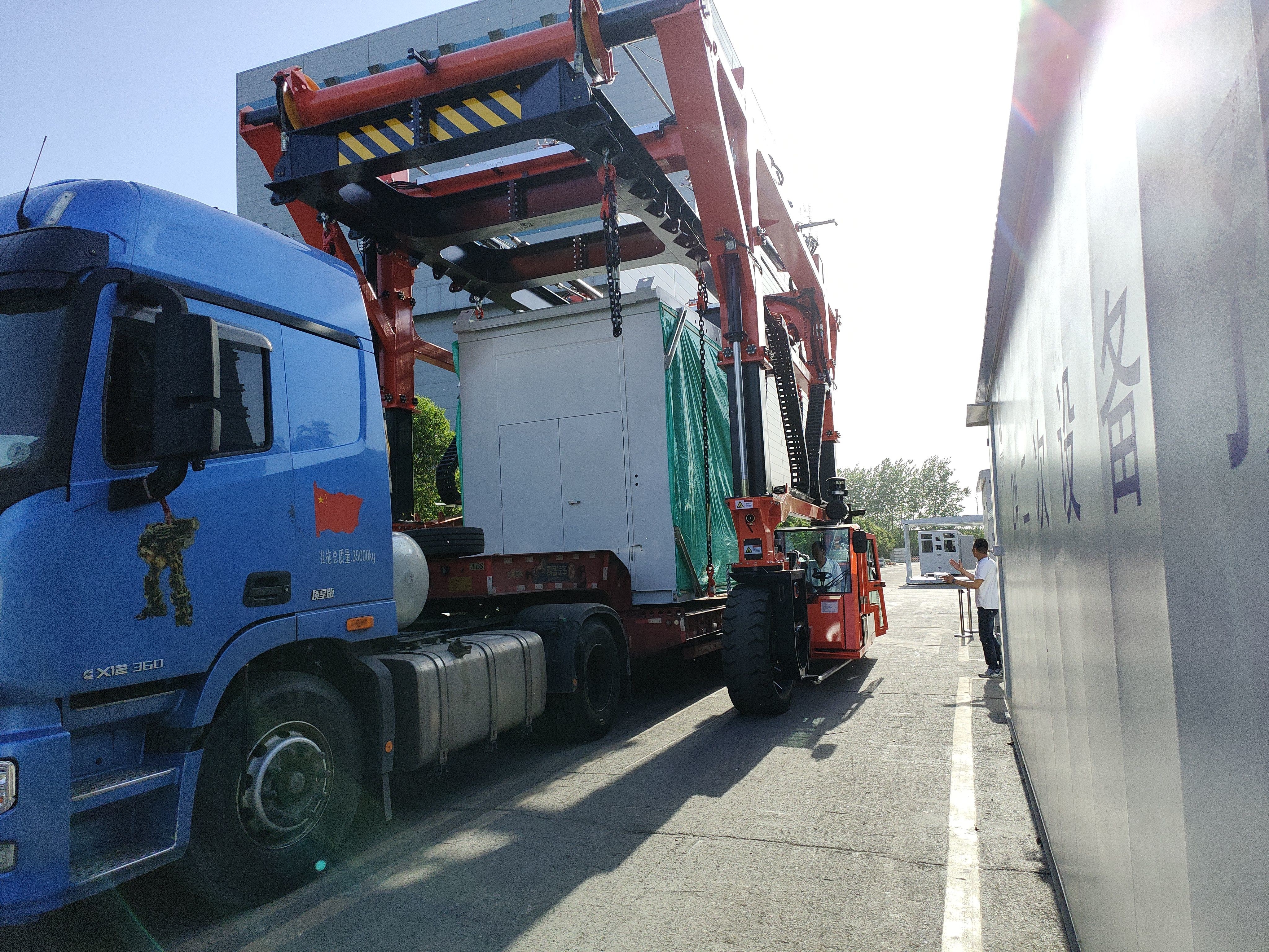 Blue Container Straddle Carrier Truck Loading For Factory Yard
