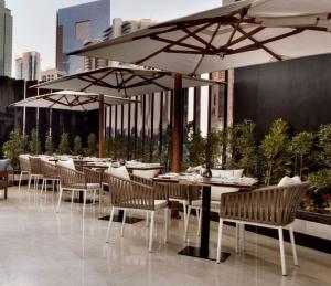 Quality Leisure Hotel Aluminium PE Rattan chairs Outdoor Garden Backyard Polywood table and chair furniture wholesale