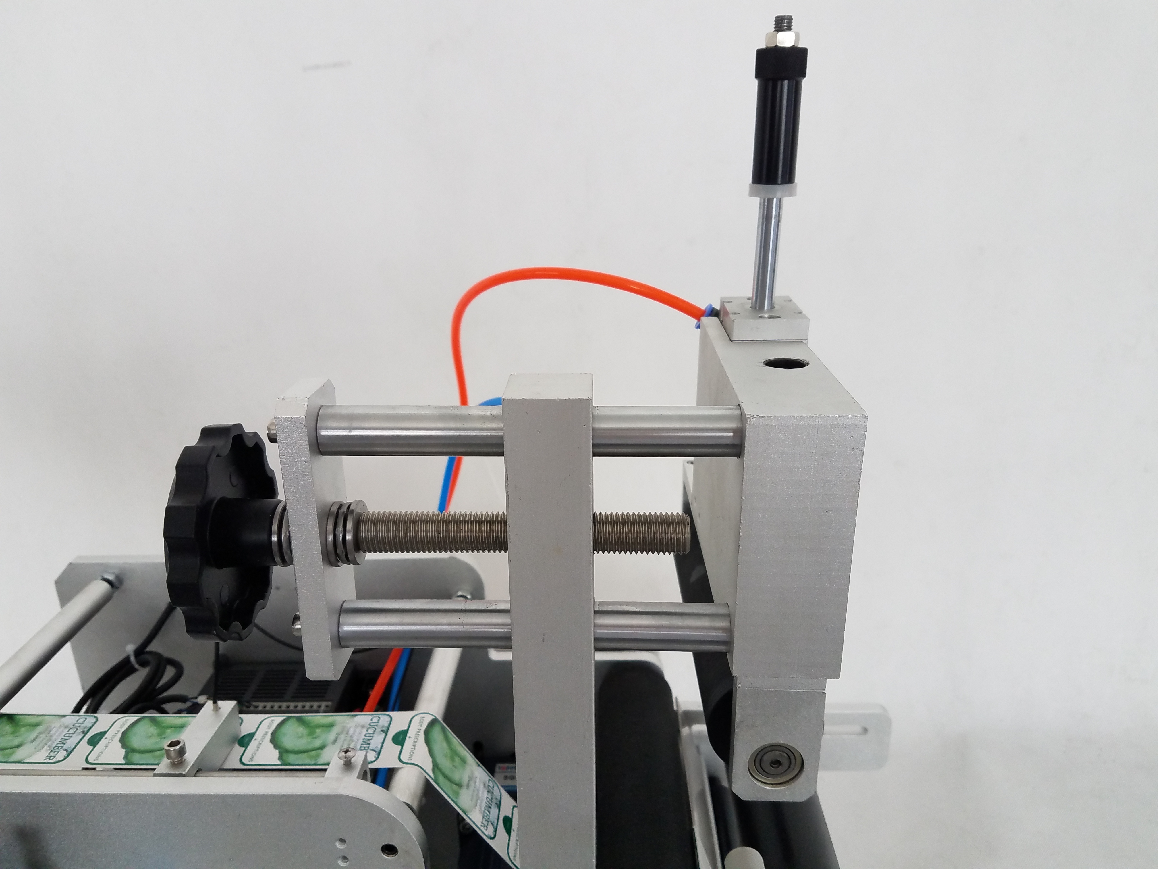 Pneumatic Packaging Labeling Machine Semi Automatic For Round Bottle