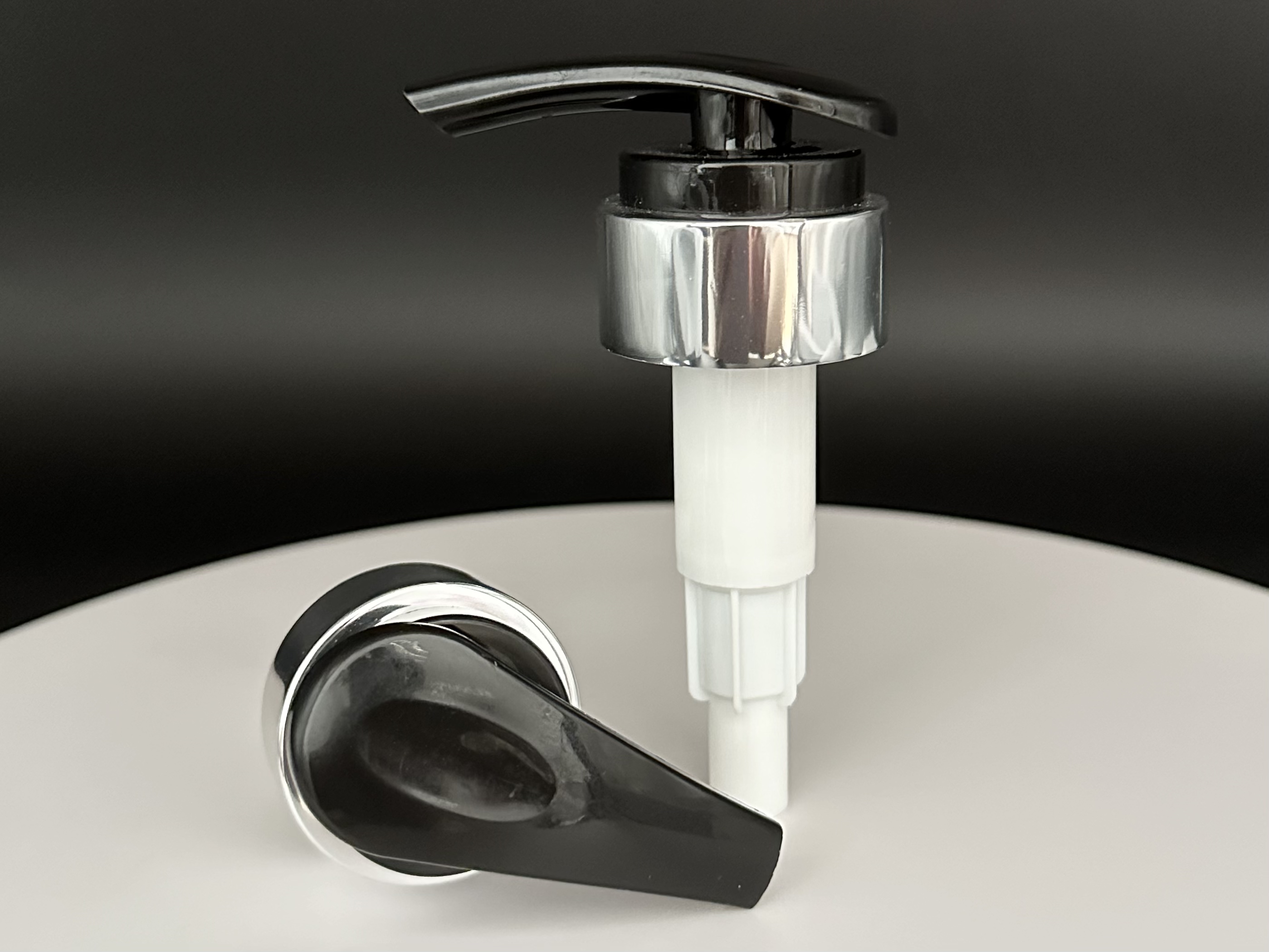 Fast Delivery Non Spill Black Silver Lotion Pump for Luxury Cosmetic Packaging Body Cream